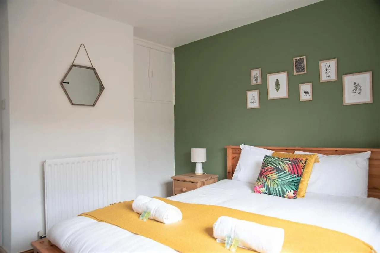 Cottenham House - City Centre - Free Parking - Business And Relocation contacts